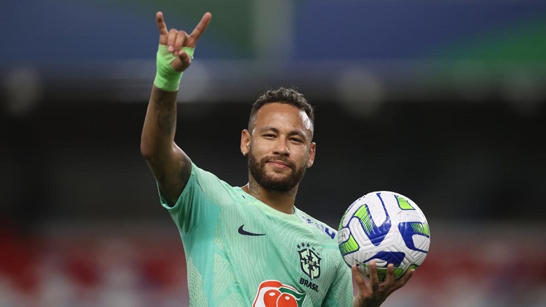 Neymar riceve la maglia da record di 79 gol della Federcalcio brasiliana
